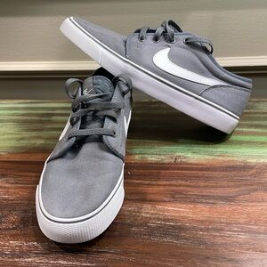 Men’s Nike Chron Tennis Shoe, Size 9.5